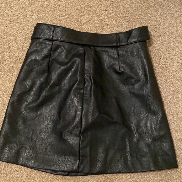 H&M black leather skirt with a belt - Picture 2 of 3